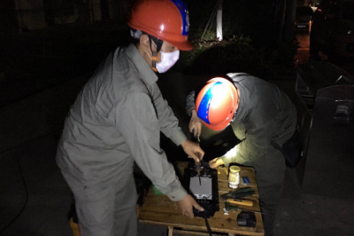 荊州三家供電公司合力 打手電修復(fù)受損光纜