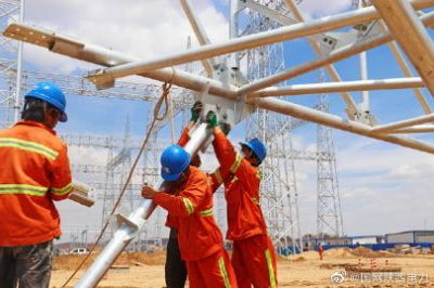 神木750千伏變電站構(gòu)架吊裝提前告捷 神木750千伏變電站構(gòu)架吊裝提前告捷