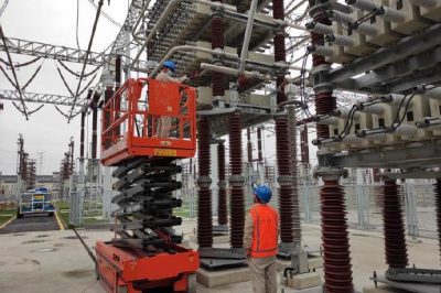 800千伏泰州換流站內開展年度檢修工作