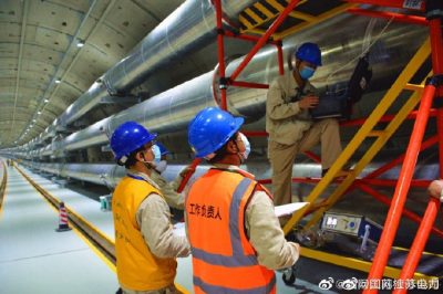 江蘇檢修公司在蘇通GIL管廊檢修現(xiàn)場 江蘇檢修公司在蘇通GIL管廊檢修現(xiàn)場