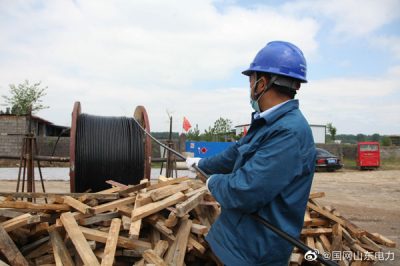 古城十一線東西石橋支線進(jìn)行絕緣化改造 古城十一線東西石橋支線進(jìn)行絕緣化改造