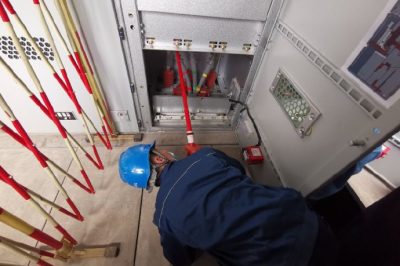110千伏官莊變電站進行檢修工作 110千伏官莊變電站進行檢修工作