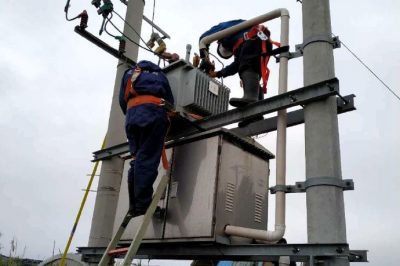 奮戰(zhàn)搶修10千伏線路因雷擊受損的變壓器 奮戰(zhàn)搶修10千伏線路因雷擊受損的變壓器