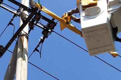 10米高空中帶負(fù)荷加裝開關(guān) 10米高空中帶負(fù)荷加裝開關(guān)