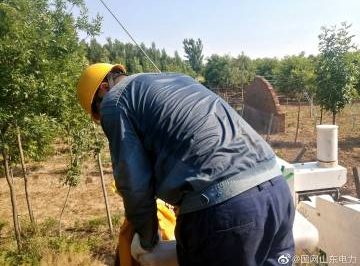 烈日下帶電作業(yè)不停歇 烈日下帶電作業(yè)不停歇