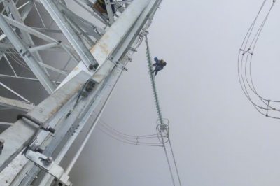 迷霧里高空走線，還碰上38°大下坡……太難了