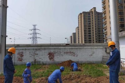 110kV線路工程內(nèi)進行設(shè)備基礎(chǔ)開挖施工 110kV線路工程內(nèi)進行設(shè)備基礎(chǔ)開挖施工