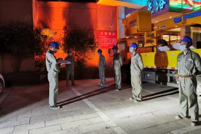 帶電作業(yè)小伙，在夜間濕透衣襟