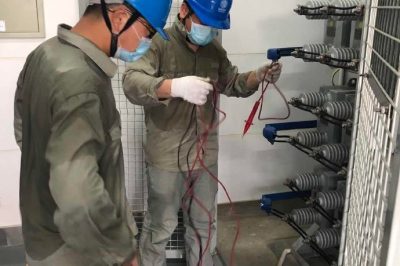 夏日，電網(wǎng)職工擰干衣服接著干