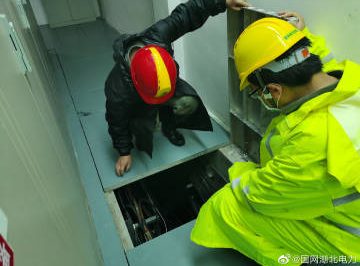 暴雨來襲，他們走進雨中，確保安全生產(chǎn)