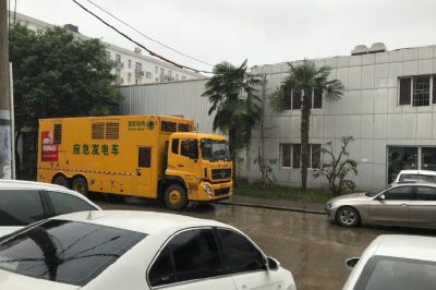 315千伏安應(yīng)急發(fā)電車為汽車4S店持續(xù)供電 315千伏安應(yīng)急發(fā)電車為汽車4S店持續(xù)供電
