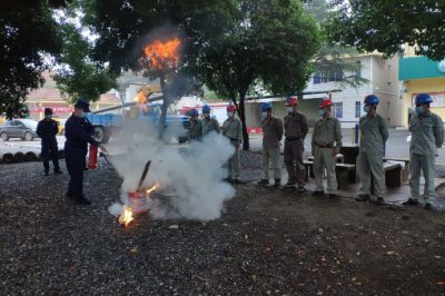 消防中隊(duì)官兵現(xiàn)場給供電公司傳授消防安全知識(shí) 消防中隊(duì)官兵現(xiàn)場給供電公司傳授消防安全知識(shí)