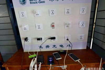 暴雨致停電，定制充電板為愛續(xù)航