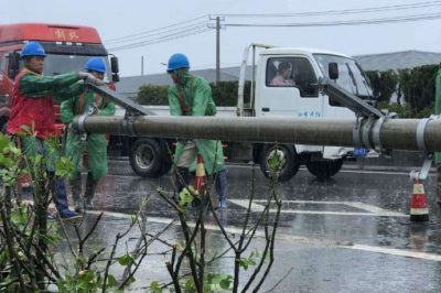 電桿被撞斷，電工忙搶修