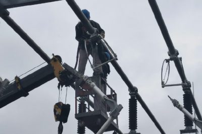 冒雨制作安裝調(diào)試110千伏閘刀靜觸頭 冒雨制作安裝調(diào)試110千伏閘刀靜觸頭