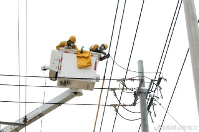 變壓器帶電接火  讓群眾用上可靠電 變壓器帶電接火  讓群眾用上可靠電