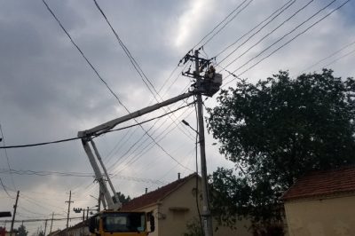 緊急更換斷裂的隔離開關(guān)線夾 緊急更換斷裂的隔離開關(guān)線夾