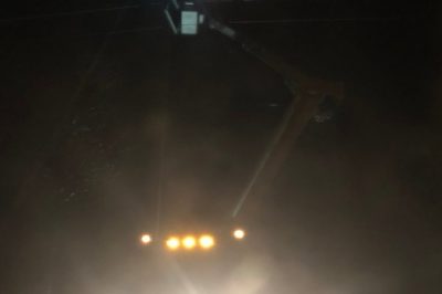 搶修被雷擊穿的B相絕緣子 搶修被雷擊穿的B相絕緣子