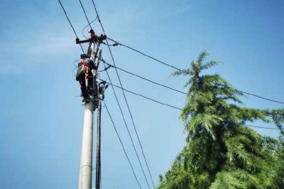 電桿上進(jìn)行更換金具作業(yè) 電桿上進(jìn)行更換金具作業(yè)