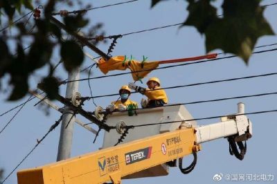 帶電接引為中學(xué)提供雙電源供電保障 帶電接引為中學(xué)提供雙電源供電保障