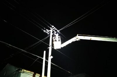 連夜搶修10千伏線路停電故障 連夜搶修10千伏線路停電故障