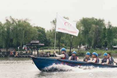 沖鋒舟進(jìn)行水上應(yīng)急演練,確?？焖倥耪? title=