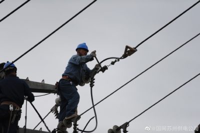 10千伏遷改線路 讓路新小區(qū)建設(shè) 10千伏遷改線路 讓路新小區(qū)建設(shè)