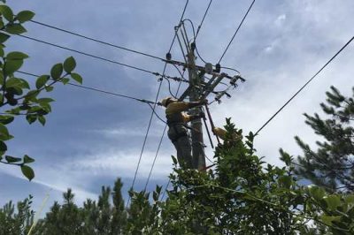 9米桿上帶電作業(yè)，近3米長、4公斤重的絕緣操作桿