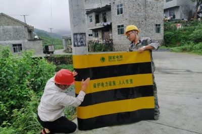 張貼防撞標(biāo)識(shí)提升電力電桿的安全性能