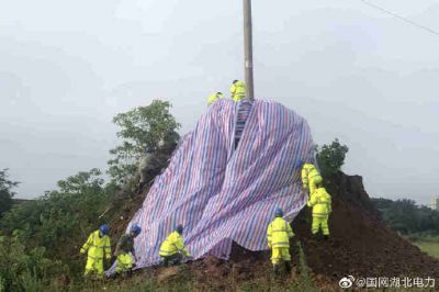 夯實(shí)電桿基礎(chǔ)修復(fù)滑坡的10千伏線路 夯實(shí)電桿基礎(chǔ)修復(fù)滑坡的10千伏線路