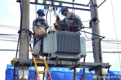 為防汛轉(zhuǎn)移的群眾接通臨時電源 為防汛轉(zhuǎn)移的群眾接通臨時電源