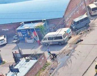 有人高壓線下施工觸電，居民救援“往身上澆水”……這是幫倒忙！
