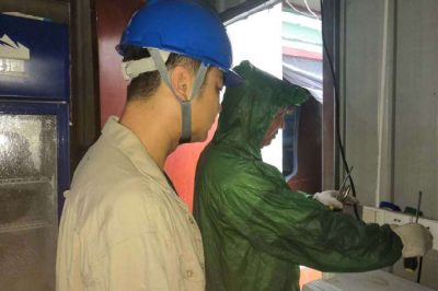 冒雨維修燒壞的出線刀閘線頭 冒雨維修燒壞的出線刀閘線頭