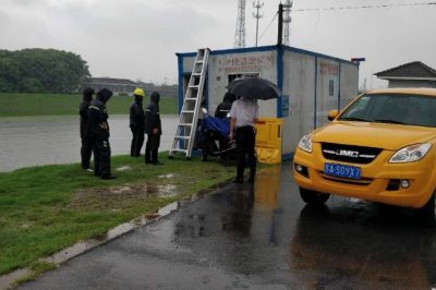 出動黨員服務(wù)隊搭接臨時電源點 出動黨員服務(wù)隊搭接臨時電源點