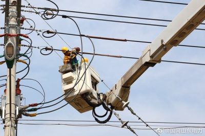 開展電桿帶電加裝分段開關(guān)工作 開展電桿帶電加裝分段開關(guān)工作