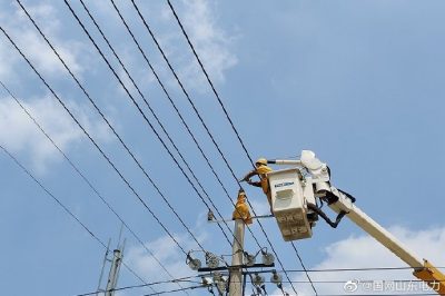 堅(jiān)持帶電檢修 保障高效供電 堅(jiān)持帶電檢修 保障高效供電