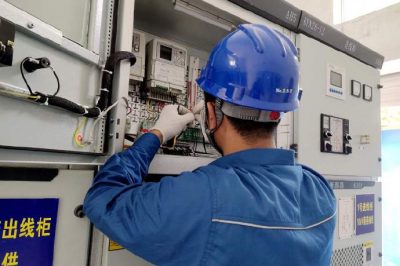 裝表接電戰(zhàn)高溫 項(xiàng)目投產(chǎn)電充足 裝表接電戰(zhàn)高溫 項(xiàng)目投產(chǎn)電充足