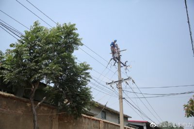 在10千伏575新農(nóng)線104號桿進行安裝隔離開關等工作