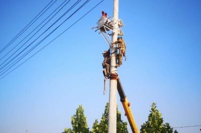 為10千伏線路的電桿安裝真空斷路器 為10千伏線路的電桿安裝真空斷路器