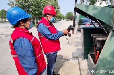 紅色馬甲不停閑，巡視線路保安全