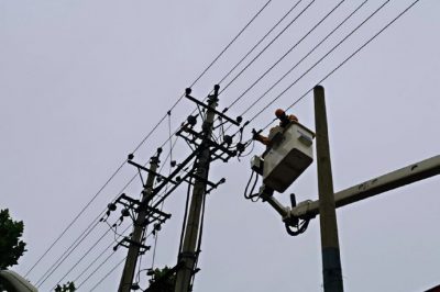 帶電作業(yè)消除保電線路隱患 帶電作業(yè)消除保電線路隱患