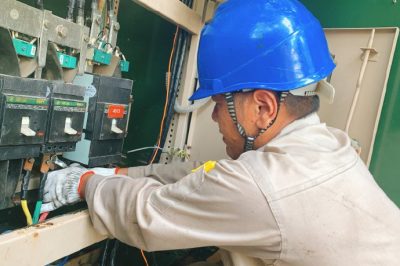 進(jìn)行智能配變終端(TTU)安裝工作 進(jìn)行智能配變終端(TTU)安裝工作