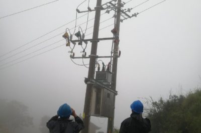 雨中搶修保供電??快速?gòu)?fù)電客戶贊