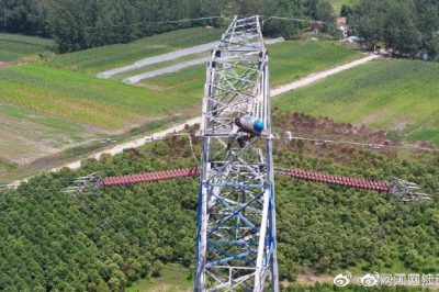 在500千伏岱吾線開展帶電作業(yè)