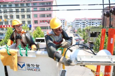 網(wǎng)婁星區(qū)供電支公司開展低壓線路解頭、搭火作業(yè)