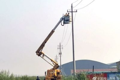 帶電加裝避雷器 保障供電更穩(wěn)定 帶電加裝避雷器 保障供電更穩(wěn)定