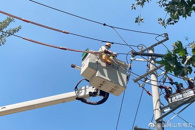 帶電接火 服務(wù)村民灌溉用電 帶電接火 服務(wù)村民灌溉用電