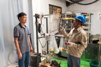 走進(jìn)轄區(qū)內(nèi)小作坊，檢查用電線路，試跳漏電保護(hù)器