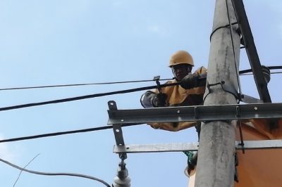 使用絕緣斗臂車進(jìn)行帶電作業(yè)接火