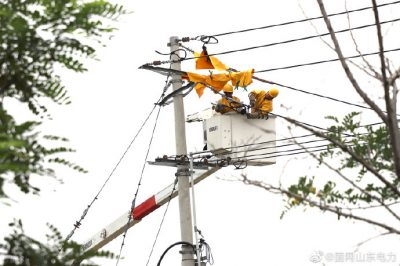 10千伏董集線(xiàn)11號(hào)桿為大戶(hù)村新建150千伏安配變臺(tái)區(qū)帶電打火